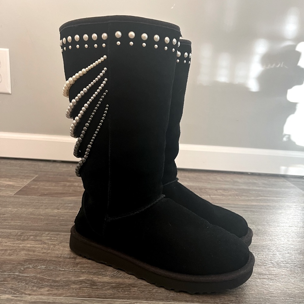 💯 Authentic UGG Black Suede Pearl boots like new